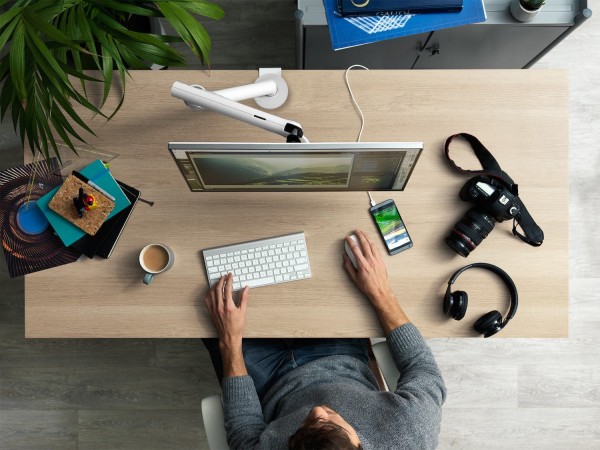 CBS Flo Single in Weiß am Schreibtisch